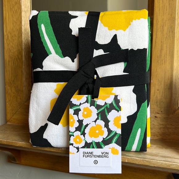 25% off Bundles NWT Arrow Geo/Yellow Poppy 2 Kitchen Towels DVF for Target - Picture 2 of 10